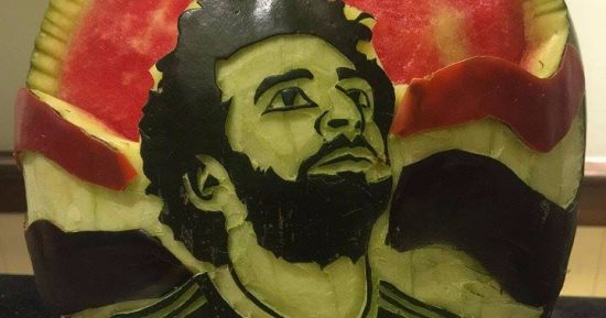 شيف فى بورسعيد ينحت صورة "محمد صلاح" على "بطيخة" تقديرا لإنجازاته