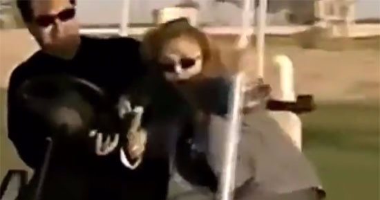 بالفيديو.. شاهد سقوط سهير شلبى من سيارة جولف يقودها المطرب محمد ثروت