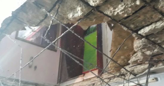 بالصور.. إصابة 3 أشخاص فى انهيار سقف شقة بالعجوزة.. والحى يخلى العقار