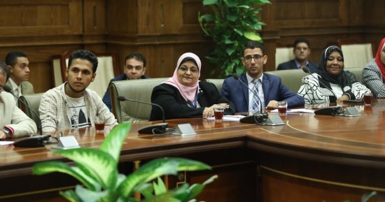 بالقبلات والأحضان.. "تضامن البرلمان" تكرم أصغر مخترع مصرى لحل أزمة الرى
