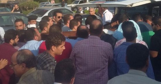 بالفيديو.. أهالى 3 شهداء فى حادث الواحات الإرهابى يستلمون جثامين ذويهم