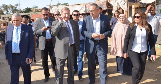 بالصور.. محافظ الإسماعيلية ونائب وزير الإسكان يستعرضان خطة تطوير العشوائيات
