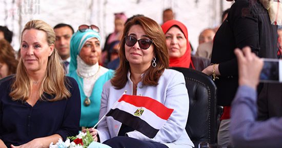 بالصور.. المشاركون فى افتتاح بيت العبور لرعاية الأطفال يقفون دقيقة حداد على شهداء الواحات