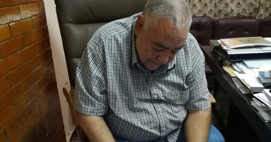 بالصور.. رئيس الاتحاد المصرى لكمال الاجسام يوقع على استمارة علشان تبنيها