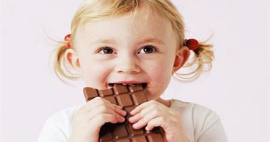 السم الحلو.. كيف تضر الحلويات صحة أطفالنا؟ 