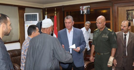 بالصور .. محافظ كفر الشيخ يسلم 4 رحلات عمرة ومبالغ مالية لأسرتي شهيدى العريش
