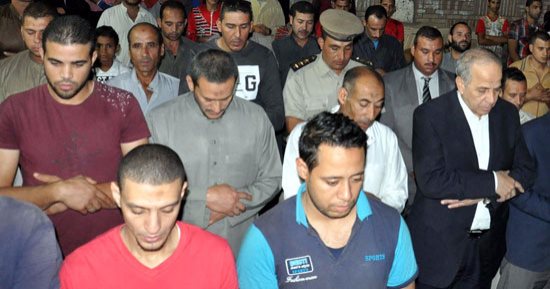 بالصور..محافظ القليوبية يتقدم جنازة الشهيد الرائد أحمد عبد الباسط شهيد الواحات