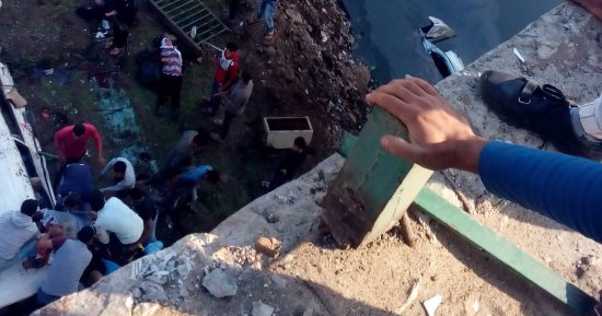 قارئ يشارك بصور لحادث انقلاب ميكروباص أعلى كوبرى المحور