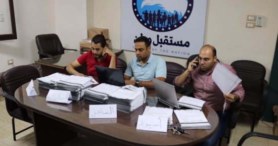 بالصور.. مستقبل وطن بأسيوط يجمع 6 آلاف توقيع لحملة "علشان تبنيها"