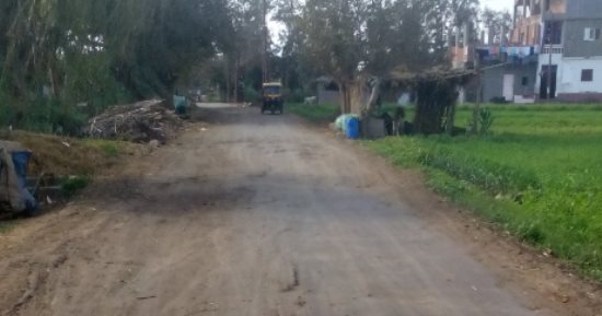 أهالى كفر خضير بالبحيرة يطالبون بإصلاح ورصف طريق القرية الرئيسى