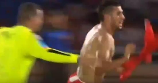 بالفيديو.. لاعب يسجل هدفا خرافيا فى الدوري المغربي
