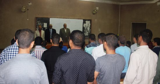 بالصور.. طلاب الأزهر بأسيوط يقفون دقيقة حداد على أرواح شهداء الواحات