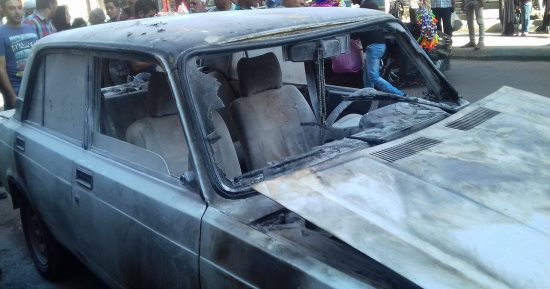 بالصور.. سائق يشعل النيران بسيارته احتجاجا على تحرير مخالفة بدمنهور