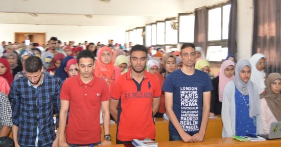 طلاب جامعة عين شمس يقفون دقيقة حداد على أرواح شهداء الوطن