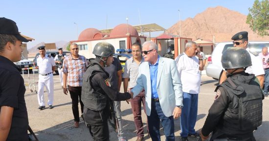 بالصور ..محافظ جنوب سيناء يتفقد الكمائن الأمنية بشرم الشيخ