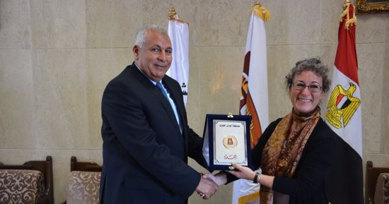 بالصور.. محافظ الوادى الجديد يكرم رئيس البعثة الأثرية الإيطالية