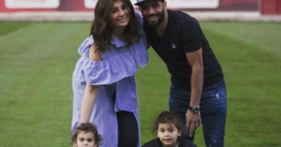 شاهد.. يارا نعوم تنشر صورة لعائلتها بأرض الملعب.. وابنتاها تجلسان على الكرة