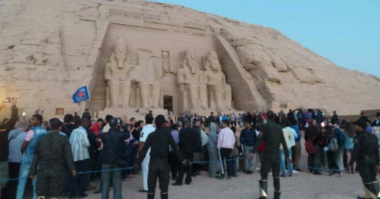 بالصور.. أكثر من ألفى زائر يشهدون تعامد الشمس على قدس الأقداس بأبو سمبل