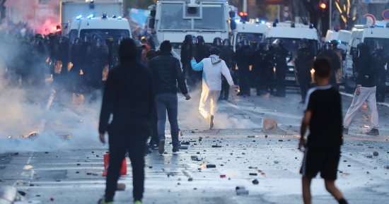 بالصور.. اشتباكات عنيفة بين جماهير مارسيليا والشرطة قبل مواجهة سان جيرمان