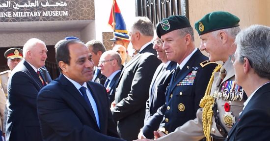 سفير بريطانيا يحى الذكرى 75 لمعركة العلمين ويؤكد: نقف بجانب مصر ضد الإرهاب