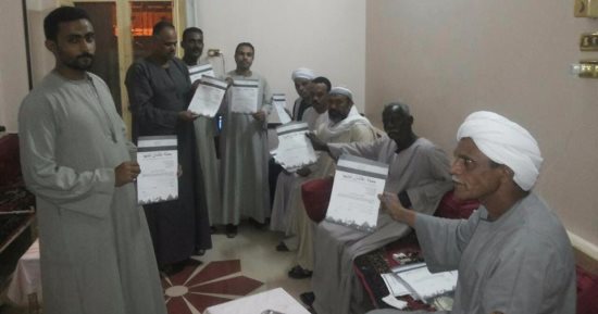 صيادو أسوان يوقعون على استمارة "علشان تبنيها" لدعم الرئيس السيسى