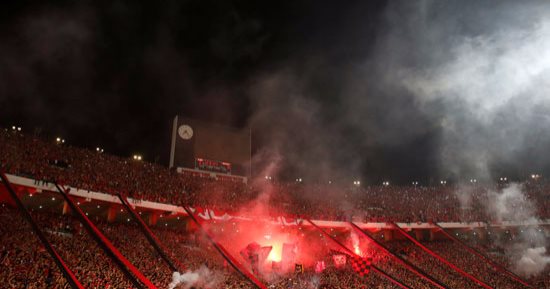بالفيديو والصور.. جمهور الأهلى يشعل "الشماريخ" احتفالا بهدف أزارو