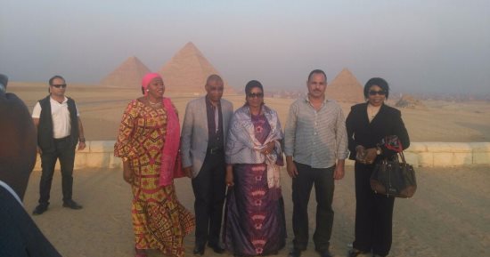 بالصور .. زوجة رئيس غينيا تزور الأهرامات