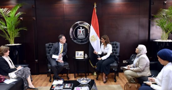  سحر نصر تبحث مع سفير سويسرا زيادة استثمارات بلاده فى مصر 