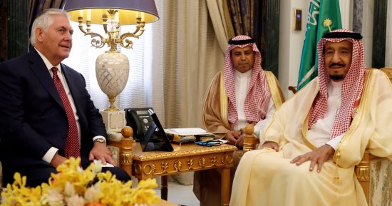 بالصور.. الملك سلمان يستقبل وزير الخارجية الأمريكى فى الرياض