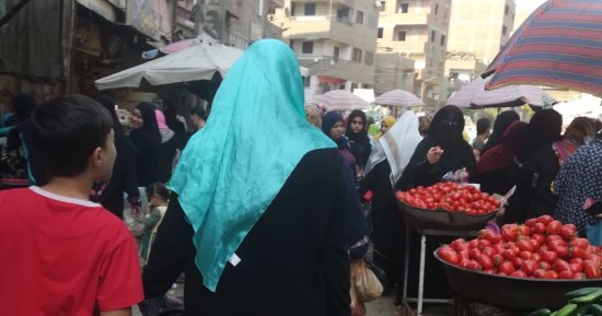 بالصور.. سوق عشوائى وباعة جائلون فى عزبة المفتى بإمبابة والأهالى يستغيثون