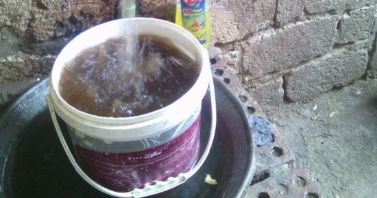 بالصور.. أهالى قرية "قاو النواورة" بأسيوط يشربون بدل المياه "طين"