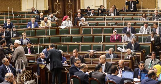 نواب يهاجمون وزير الصحة فى الجلسة العامة: "الناس بتموت وهو قاعد فى مكتبه"