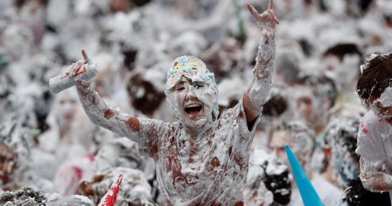 بالصور.. آلاف الطلاب يشاركون فى مهرجان "الرغوة" بأقدم جامعات إسكتلندا