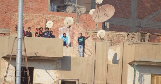 بالصور.. أسطح المنازل مدرجات مفصولة بين جماهير غزل المحلة والبلدية