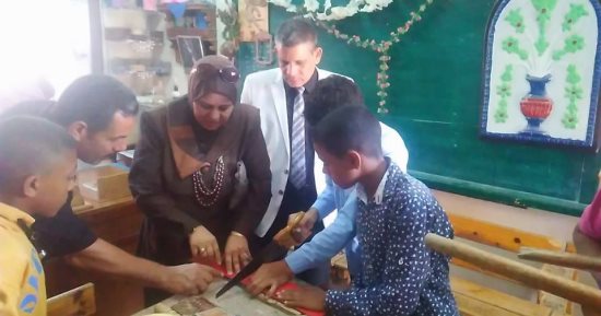 بالصور .. وكيل مديرية تعليم كفر الشيخ تشارك الطلاب تصنيع المشغولات اليدوية