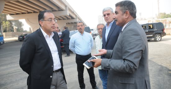وزير الإسكان يتفقد تشطيبات كوبرى الفنجرى قبل بدء تشغيله