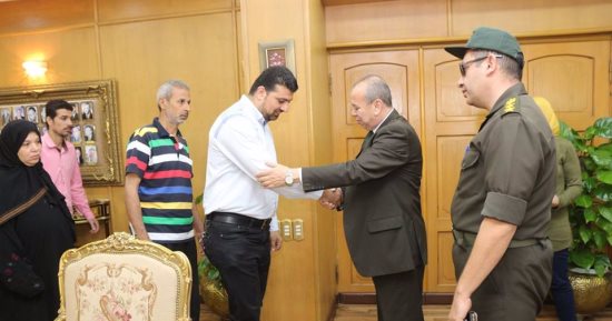 محافظ دمياط يستقبل أسرة الشهيد عمر الشافعى لتقديم واجب العزاء