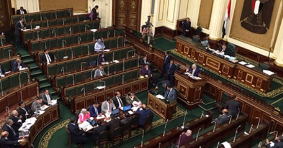 بالصور.. وزير التربية والتعليم يغادر الجلسة العامة للبرلمان لمدة 5 دقائق لأمر هام