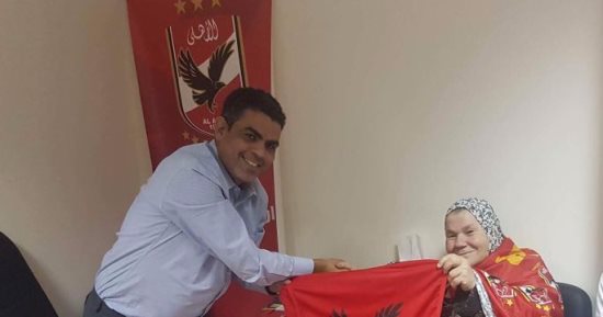 اخبار النادى الاهلى اليوم الاثنين 23/10/2017 طاهر يمنح الحاجة زينب بطاقة المباريات