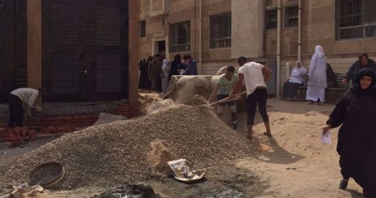 كارثة بالصور .. تاج عمود أثرى وسط أعمال إنشائية بمستشفى سمنود فى الغربية