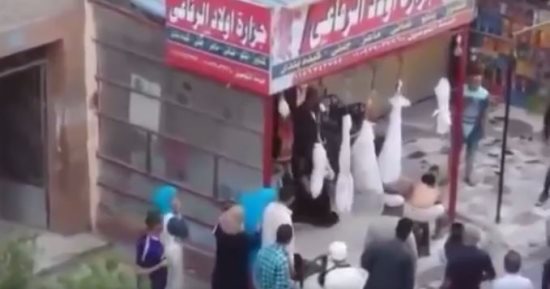 بالفيديو.. جزار يعتدى على شاب بالساطور فى إمبابة