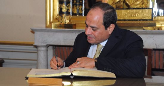 الرئيس السيسي يوقع فى كتاب الشرف الخاص بوزارة الدفاع الفرنسية