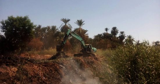 بالصور.. أجهزة الرى بأسوان تواصل تطهير مخرات السيول استعدادا للشتاء