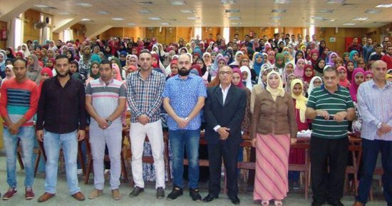 طلاب كليتى التمريض والتربية النوعية يقفون دقيقة حداد على أرواح شهداء الشرطة 