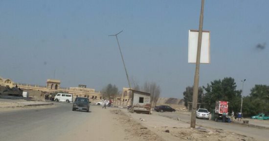 خلى بالك من العمود.. شكوى من عمود كهرباء آيل للسقوط فى الفسطاط الجديدة