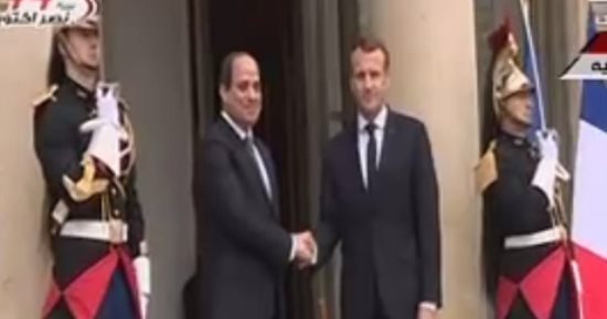 المصريون بأوروبا يستقبلون السيسى أمام الإليزيه بهتاف "تحيا مصر"