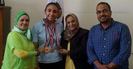بالصور.. كلية النصر للبنات تكرم طالبة فائزة بذهبية بطولة العالم للناشئين