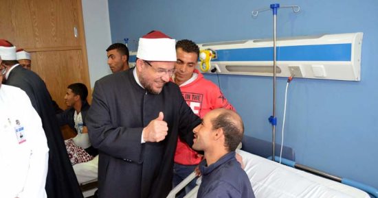 وزير الأوقاف يزور مصابى حادث الواحات ويؤكد: جيشنا وشرطتنا معقل الفداء