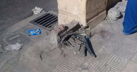شكوى من كابلات كهربائية مكشوفة فى محطة ترام "ثروت" بالإسكندرية