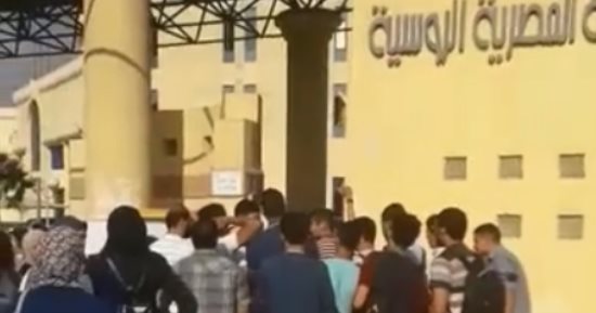طلاب "المصرية الروسية" يشكون سوء معاملة الأمن الخاص بالجامعة